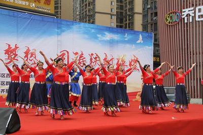 曾都區(qū)西城鐵樹社區(qū)舉行慶祝新中國成立70周年文藝匯演